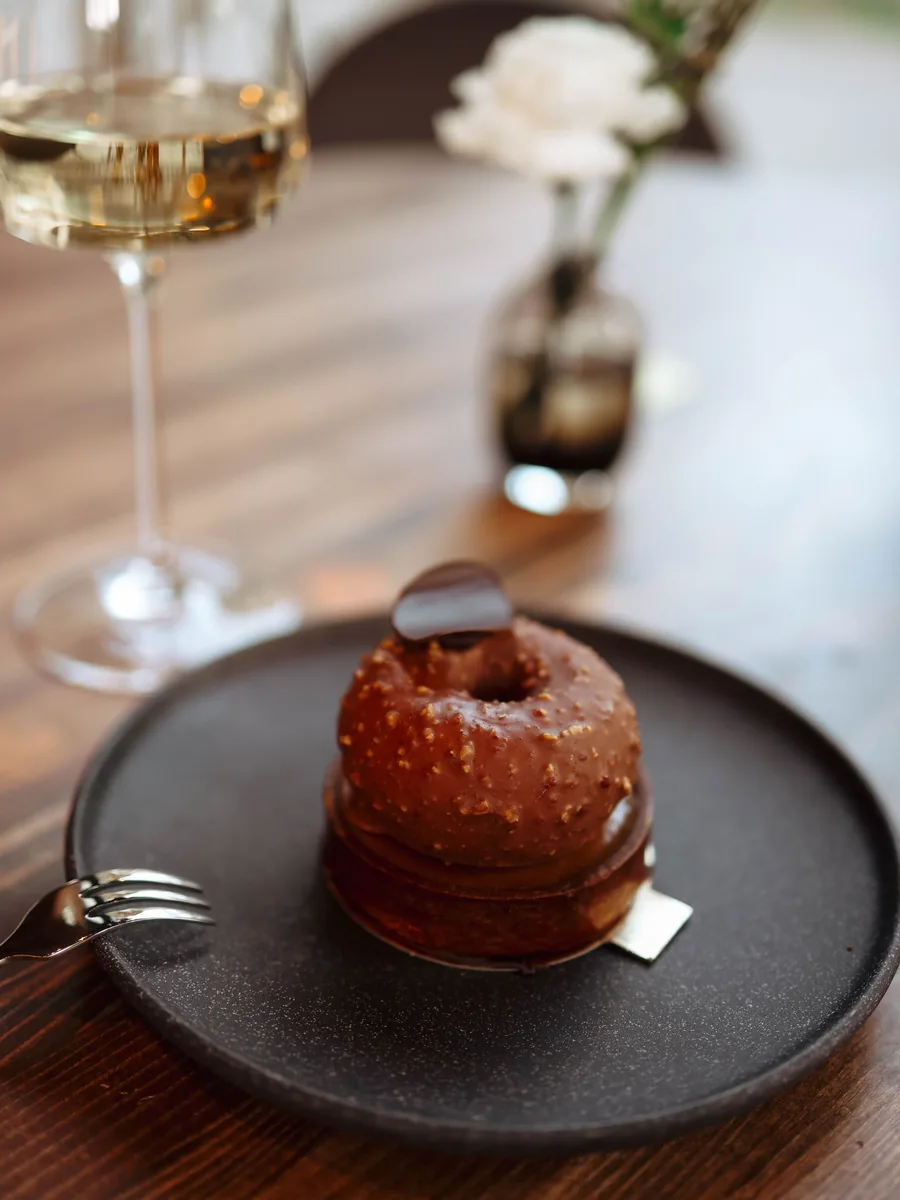 Sobremesa de chocolate em prato escuro